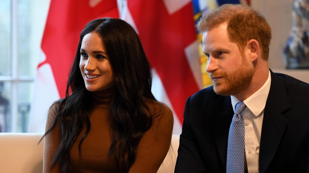 Prinz Harry and Herzogin Meghan Markle sitzen bei einem öffentlichen Auftritt nebeneinander auf einer Couch. Prinz Harry and Herzogin Meghan Markle sitzen bei einem öffentlichen Auftritt nebeneinander auf einer Couch.