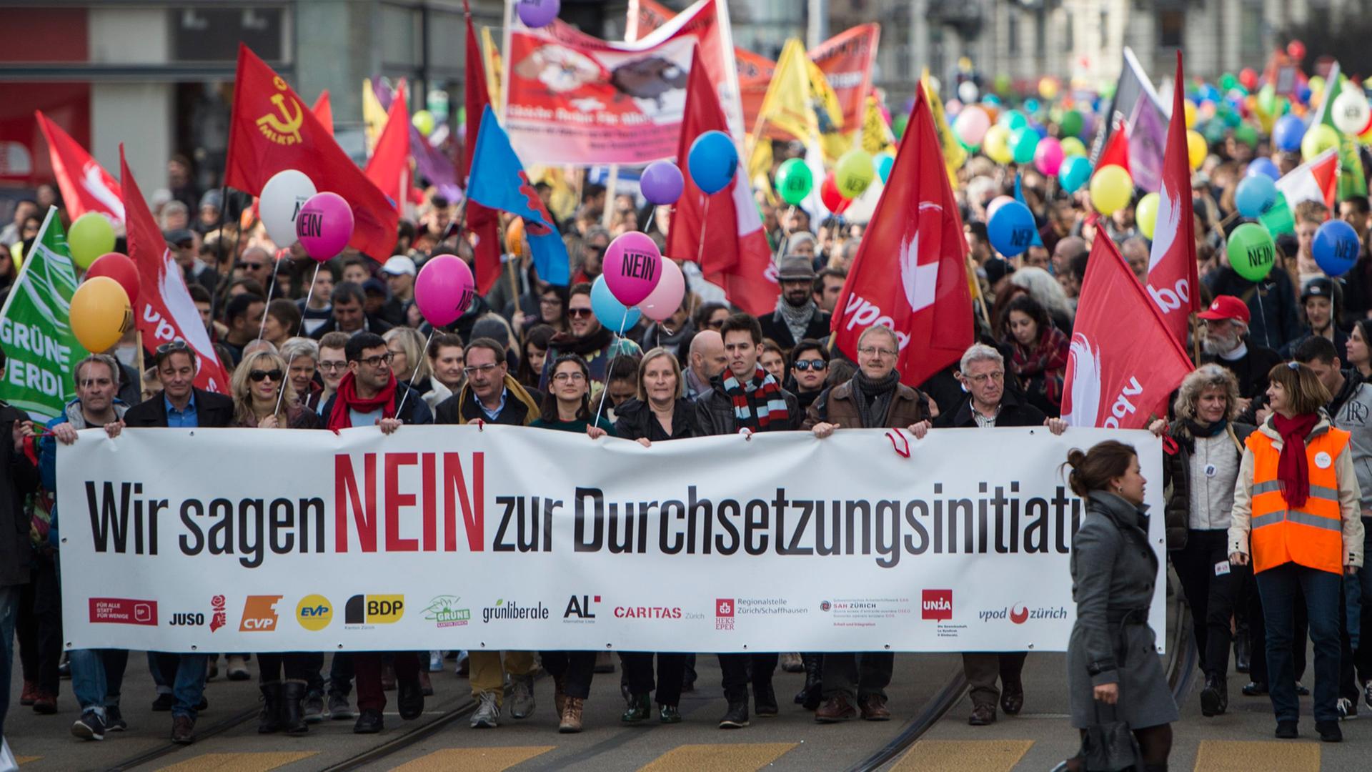 "Wir sagen Nein zur Duchsetzungsinitiaitve" - Protestzug in Zürch gegen den Volksentscheid der Schweizerischen Volkspartei; Aufnahme vom 6. Februar 2016 "Wir sagen Nein zur Duchsetzungsinitiaitve" - Protestzug in Zürch gegen den Volksentscheid der Schweizerischen Volkspartei; Aufnahme vom 6. Februar 2016