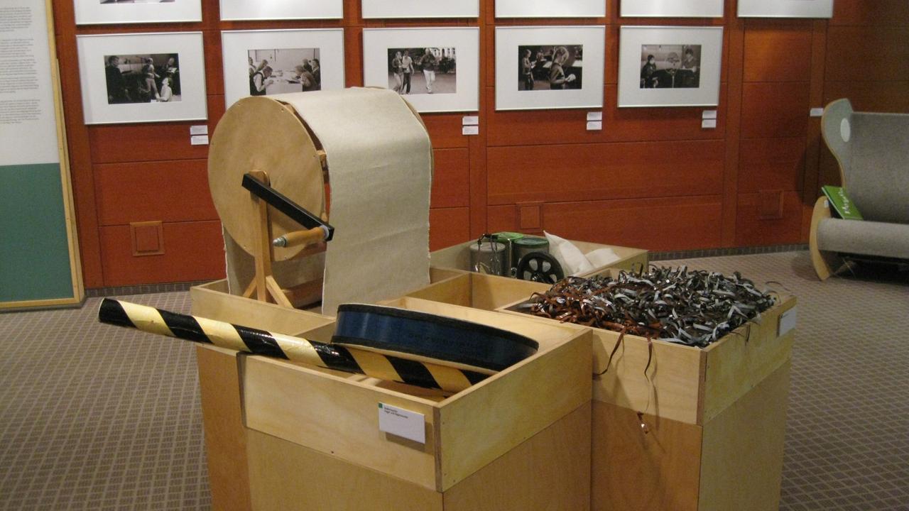 Ausstellung: "Schauplatz Hörspiel. Bilder - Töne - Technik" Ausstellung: "Schauplatz Hörspiel. Bilder - Töne - Technik"