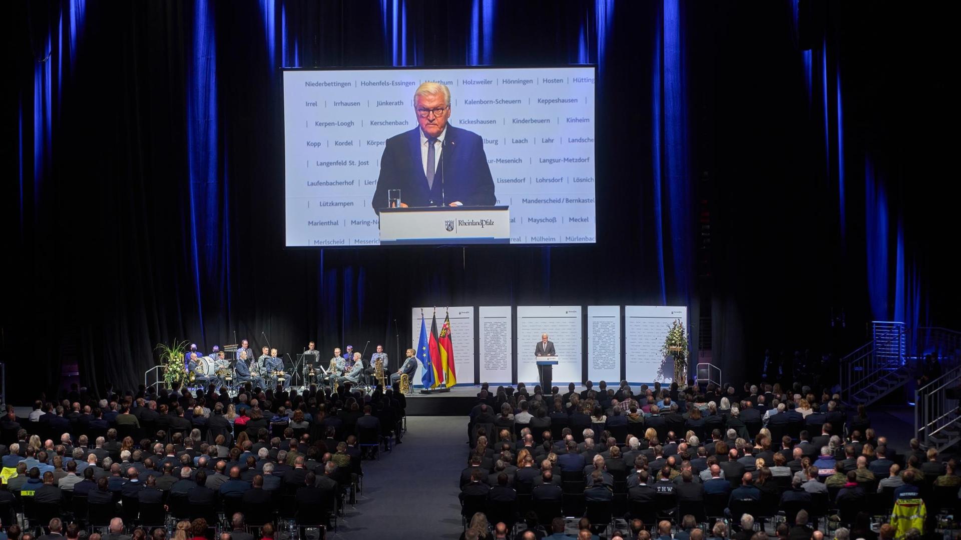 Bundes-Präsident Steinmeier ist auf einer großen Lein-Wand zu sehen. Bundes-Präsident Steinmeier ist auf einer großen Lein-Wand zu sehen.