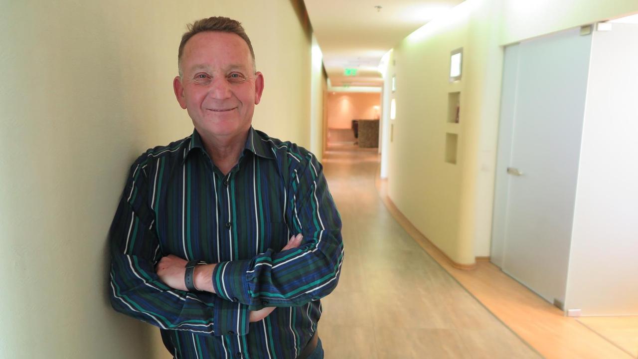 Der Ex-Kommandeur der israelischen Armee, Yair Cohen, lehnt an einer Wand in Büroräumen. Der Ex-Kommandeur der israelischen Armee, Yair Cohen, lehnt an einer Wand in Büroräumen.