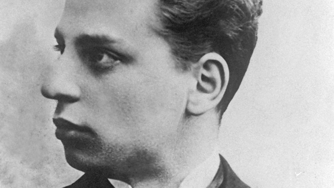 Der österreichische Lyriker Rainer Maria Rilke, einer der einflußreichsten deutschsprachigen Literaten der ersten Hälfte des 20. Jahrhunderts, in einer zeitgenössischen Aufnahme. Der österreichische Lyriker Rainer Maria Rilke, einer der einflußreichsten deutschsprachigen Literaten der ersten Hälfte des 20. Jahrhunderts, in einer zeitgenössischen Aufnahme.