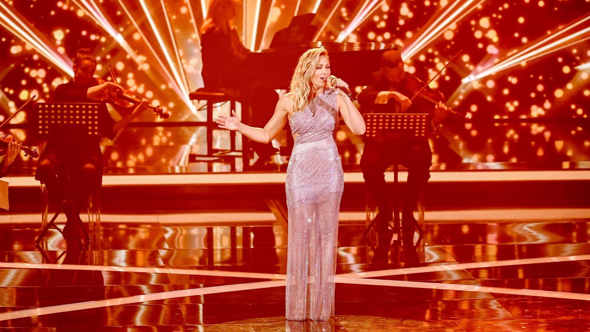 Sängerin Helene Fischer steht einer TV-Spendengala auf der Bühne. Sängerin Helene Fischer steht einer TV-Spendengala auf der Bühne.