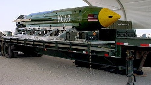 Sie gilt als größte konventionelle Bombe überhaupt: der Typ GBU-43/B, hier auf einem von der Eglin Air Force Base zur verfügung gestellten Bild Sie gilt als größte konventionelle Bombe überhaupt: der Typ GBU-43/B, hier auf einem von der Eglin Air Force Base zur verfügung gestellten Bild