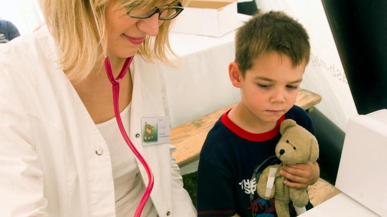 Wenn Jungen mit Puppen spielen, gilt das schnell als "geschlechts-atypisches Verhalten" Wenn Jungen mit Puppen spielen, gilt das schnell als "geschlechts-atypisches Verhalten"