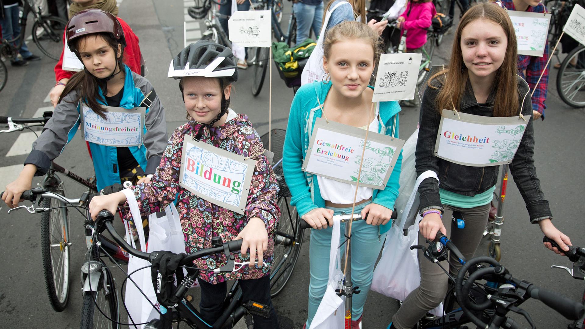 Fahrrad-Demonstration für Kinderrechte am 20.09.2014 in Berlin.