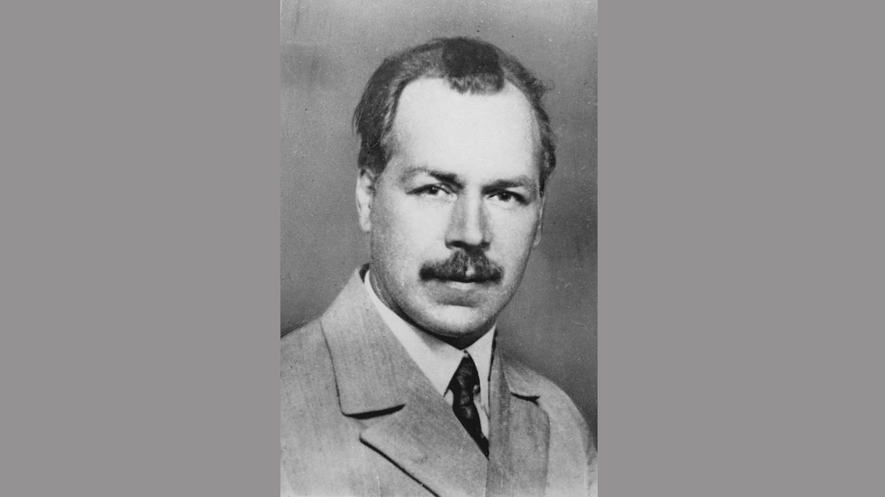 Nikolai Iwanowitsch Wawilow (1887-1943) gilt als einer der bedeutendsten Biologen und Genetiker zwischen den Weltkriegen. 1940 fiel er im Zuge der stalinistischen "Säuberungen" "in Ungnade", wurde zum Tode verurteilt und starb 1943 im Gefängnis. In den 60er Jahren wurde Wawilow rehabilitiert und gilt als "Held der sowjetischen Wissenschaftler". 