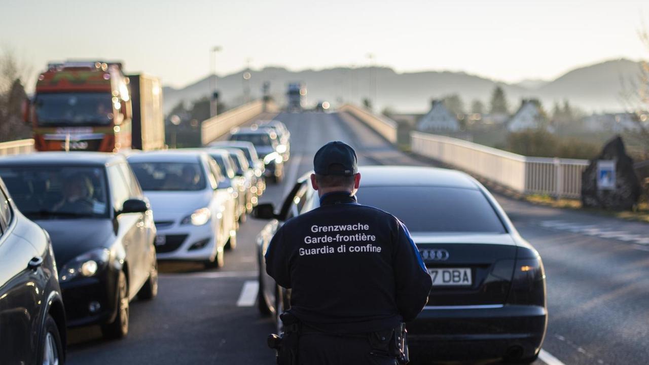 Ein Schweizer Grenzwächter am Grenzübergang zwischen Au in der Schweiz und dem österreichischen Lustenau Ein Schweizer Grenzwächter am Grenzübergang zwischen Au in der Schweiz und dem österreichischen Lustenau
