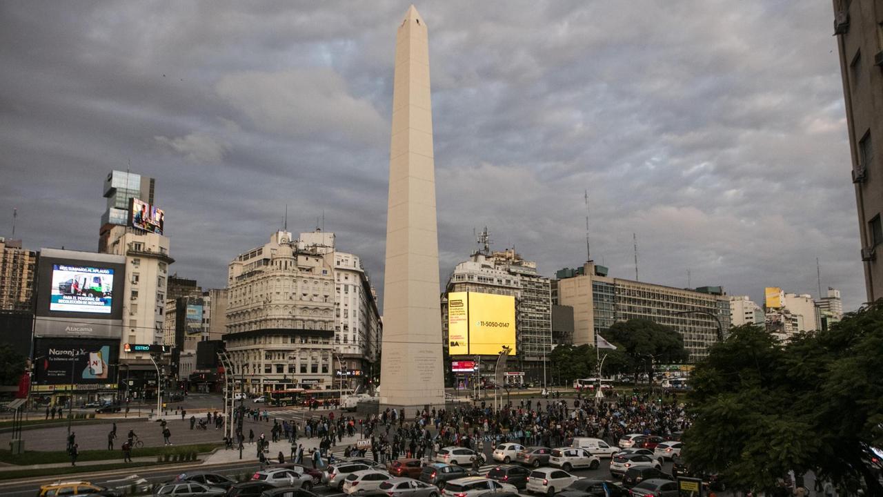 Blick auf eine Demonstration zu Füßen des Obelisken in Buenos Aires. Blick auf eine Demonstration zu Füßen des Obelisken in Buenos Aires.