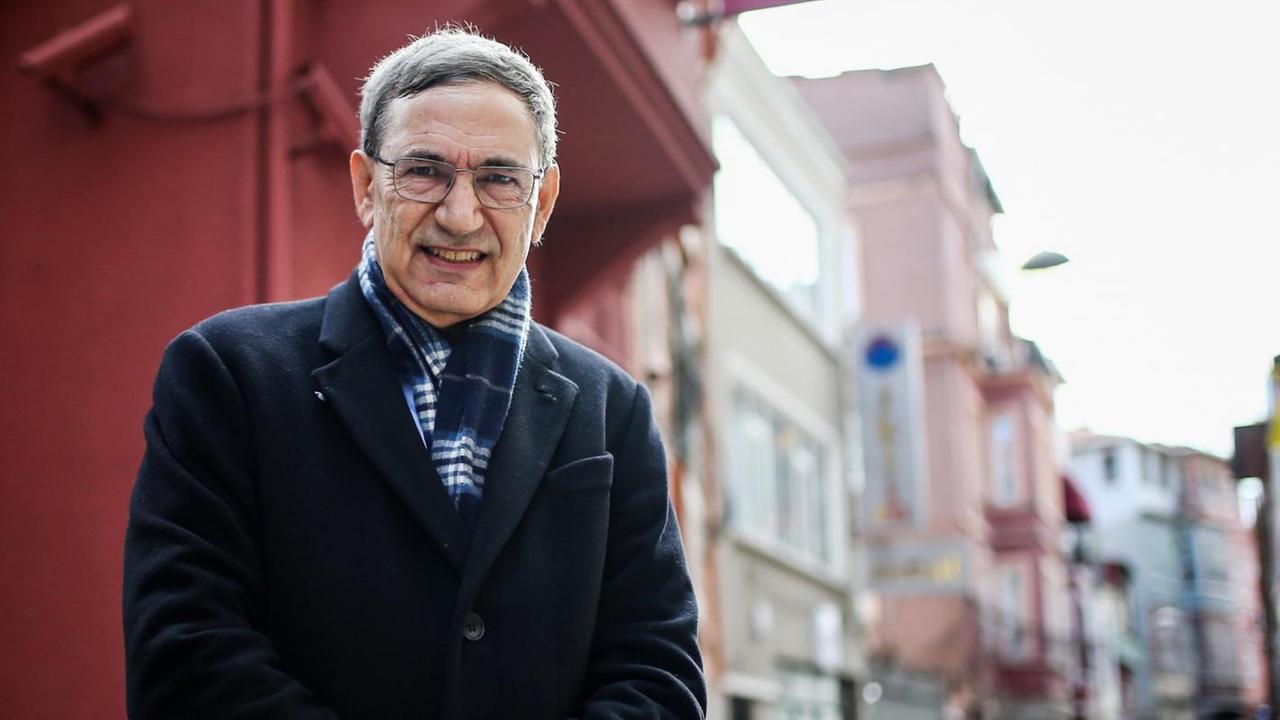 Der türkische Schriftsteller Orhan Pamuk vor einem Gebäude in einem Stadtviertel von Istanbul. Der türkische Schriftsteller Orhan Pamuk vor einem Gebäude in einem Stadtviertel von Istanbul.