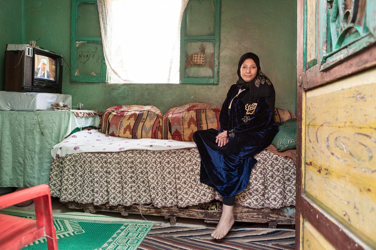 Samah Hametou Abdel Azim in ihrem Wohnzimmer, Kairo, 2014. In: SAYEDA, Nimbus. Kunst und Bücher, 2017 Samah Hametou Abdel Azim in ihrem Wohnzimmer, Kairo, 2014. In: SAYEDA, Nimbus. Kunst und Bücher, 2017