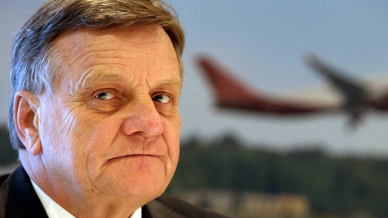 Hartmut Mehdorn, Vorsitzender der Geschäftsführung der Flughafen Berlin-Brandenburg GmbH, beantwortet am 12.12.2014 in Motzen in Brandenburg Fragen von Journalisten. Hartmut Mehdorn, Vorsitzender der Geschäftsführung der Flughafen Berlin-Brandenburg GmbH, beantwortet am 12.12.2014 in Motzen in Brandenburg Fragen von Journalisten.