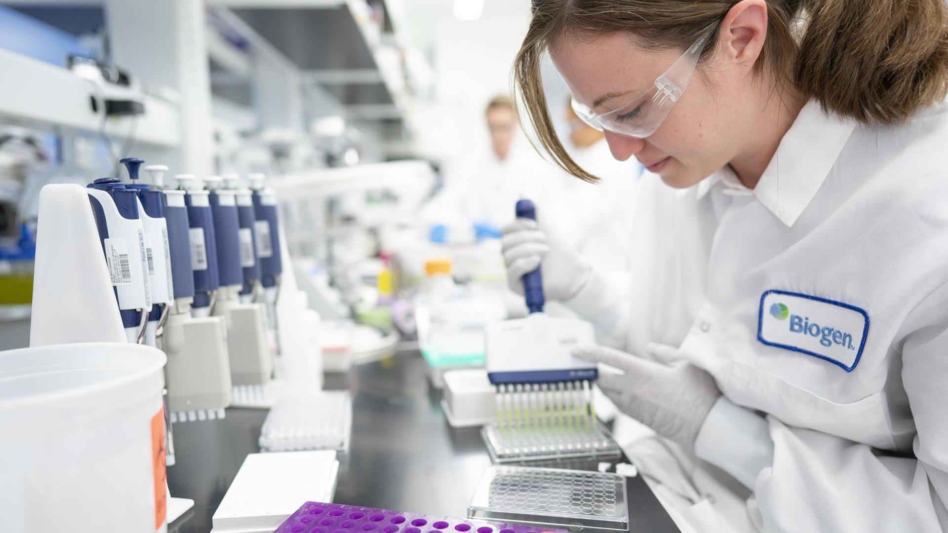 Eine Forscherin arbeitet im Labor des Pharmaherstellers Biogen in Cambridge, Massachusetts. Die Firma hat die Zulassung für ein Alzheimer-Medikament bekommen Eine Forscherin arbeitet im Labor des Pharmaherstellers Biogen in Cambridge, Massachusetts. Die Firma hat die Zulassung für ein Alzheimer-Medikament bekommen