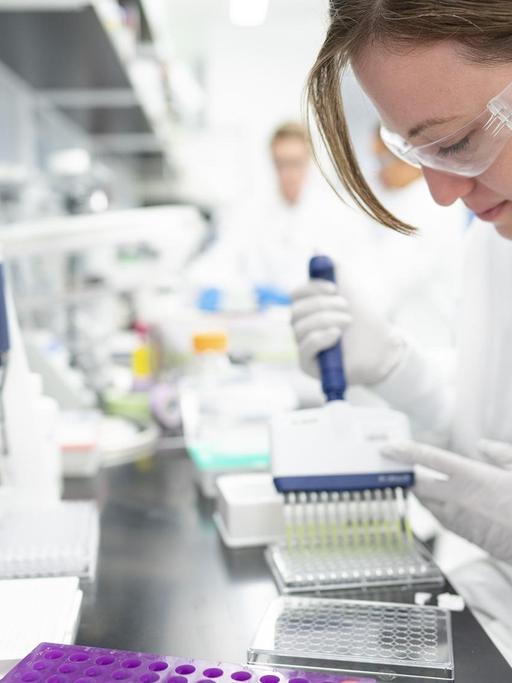Eine Forscherin arbeitet im Labor des Pharmaherstellers Biogen in Cambridge, Massachusetts. Die Firma hat die Zulassung für ein Alzheimer-Medikament bekommen