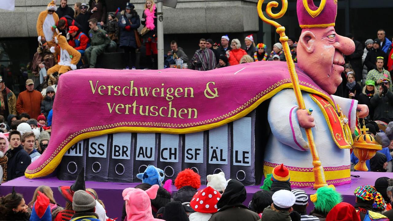 Ein Karnevalswagen zum Thema Missbrauch in der Kirche fährt am 11.02.2013 beim Rosenmontagszug durch Düsseldorf. Ein Karnevalswagen zum Thema Missbrauch in der Kirche fährt am 11.02.2013 beim Rosenmontagszug durch Düsseldorf.