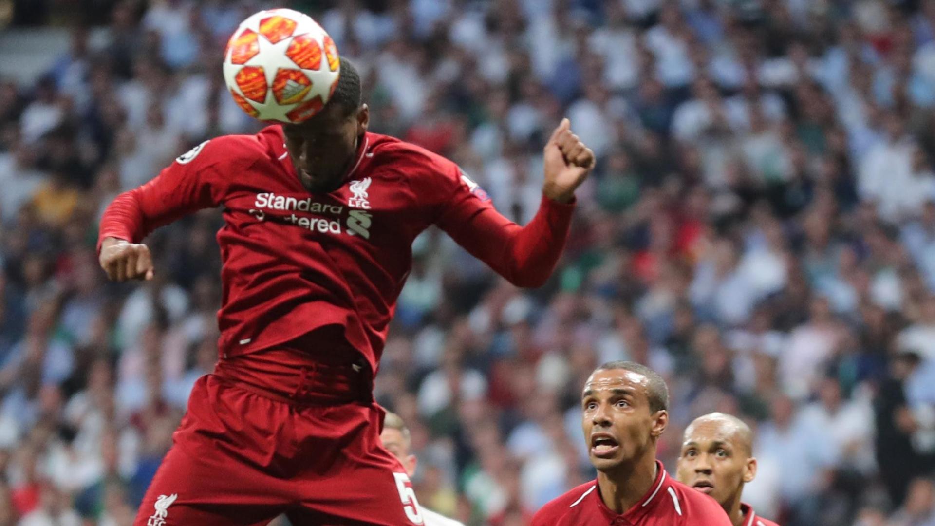 Ein Spieler macht einen Kopf-Ball. Ein Spieler macht einen Kopf-Ball.