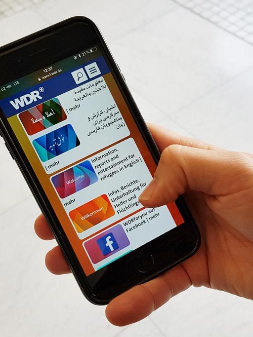 Das Online-Angebot "WDRforyou" für Flüchtlinge auf einem Smartphone