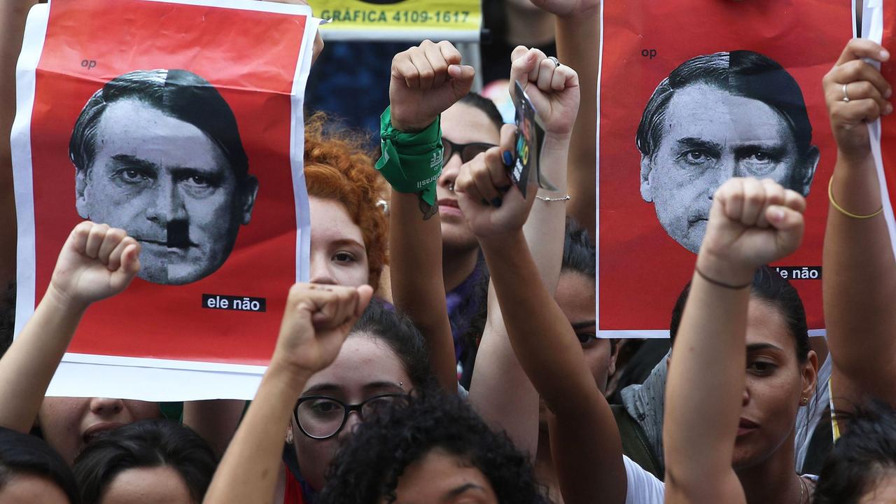 Gewagte Vergleiche – Protest gegen Jair Bolsonaro vor der brasilianischen Wahl am 7. Oktober. Gewagte Vergleiche – Protest gegen Jair Bolsonaro vor der brasilianischen Wahl am 7. Oktober.