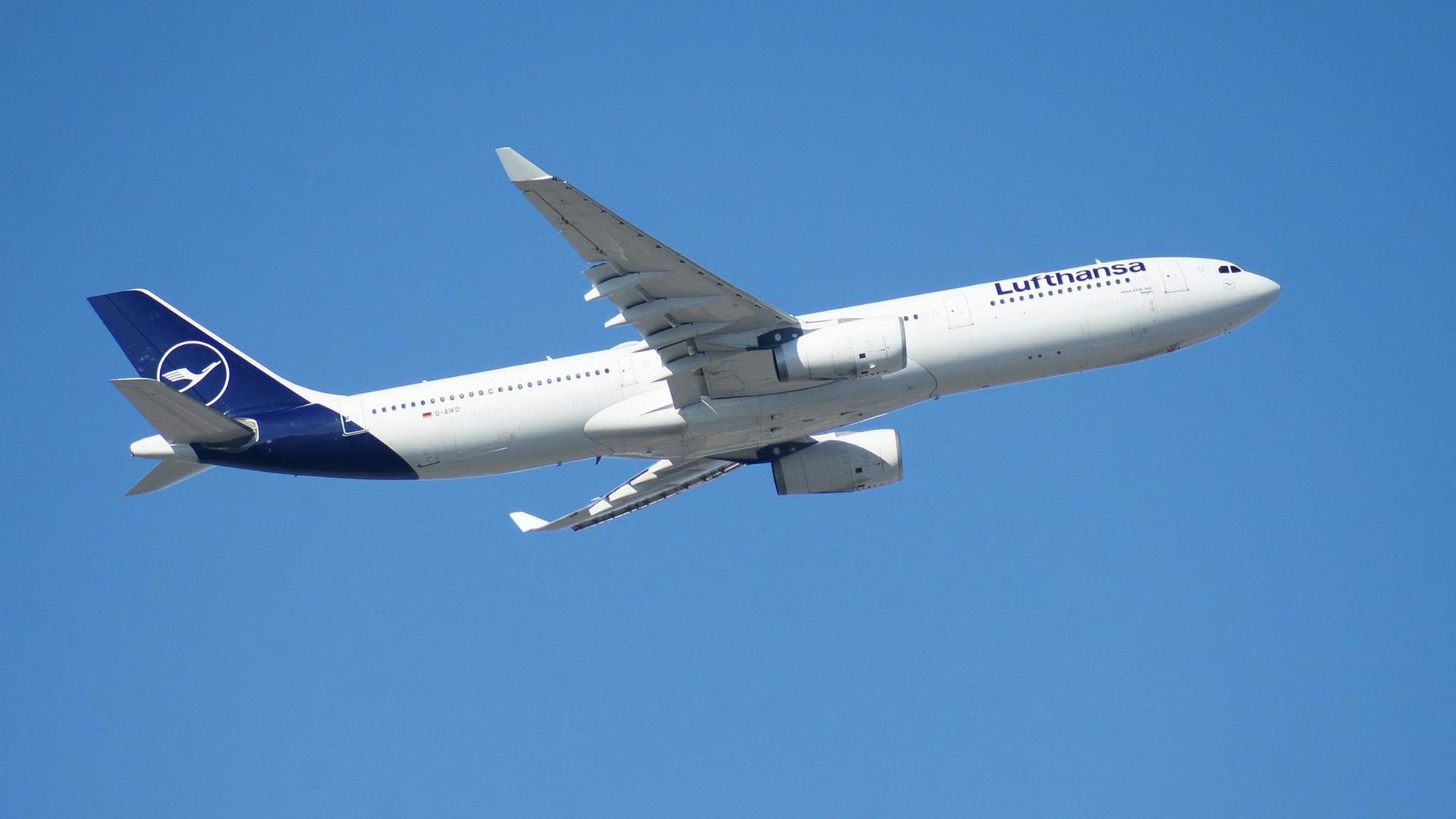 Ein Airbus A330-300 der deutschen Fluggesellschaft Lufthansa, mit Beinamen/Taufname Siegen, kurz nach dem Start von der Centerbahn Ein Airbus A330-300 der deutschen Fluggesellschaft Lufthansa, mit Beinamen/Taufname Siegen, kurz nach dem Start von der Centerbahn
