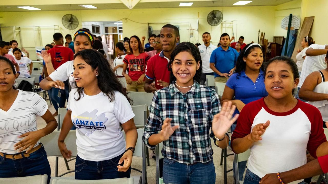 In der Parroquia Nuestra Señora de Lourdes treffen sich Jugendliche mit Verantwortlichen der Jugendpastoral der Diözese Colón zur Weiterbildung. Die Jugendpastoral ist gerade im Aufbau. Die Jugenlichen machen Musik und bereiten sich auf den Weltjugendtag im Januar 2019 in Panama vor.