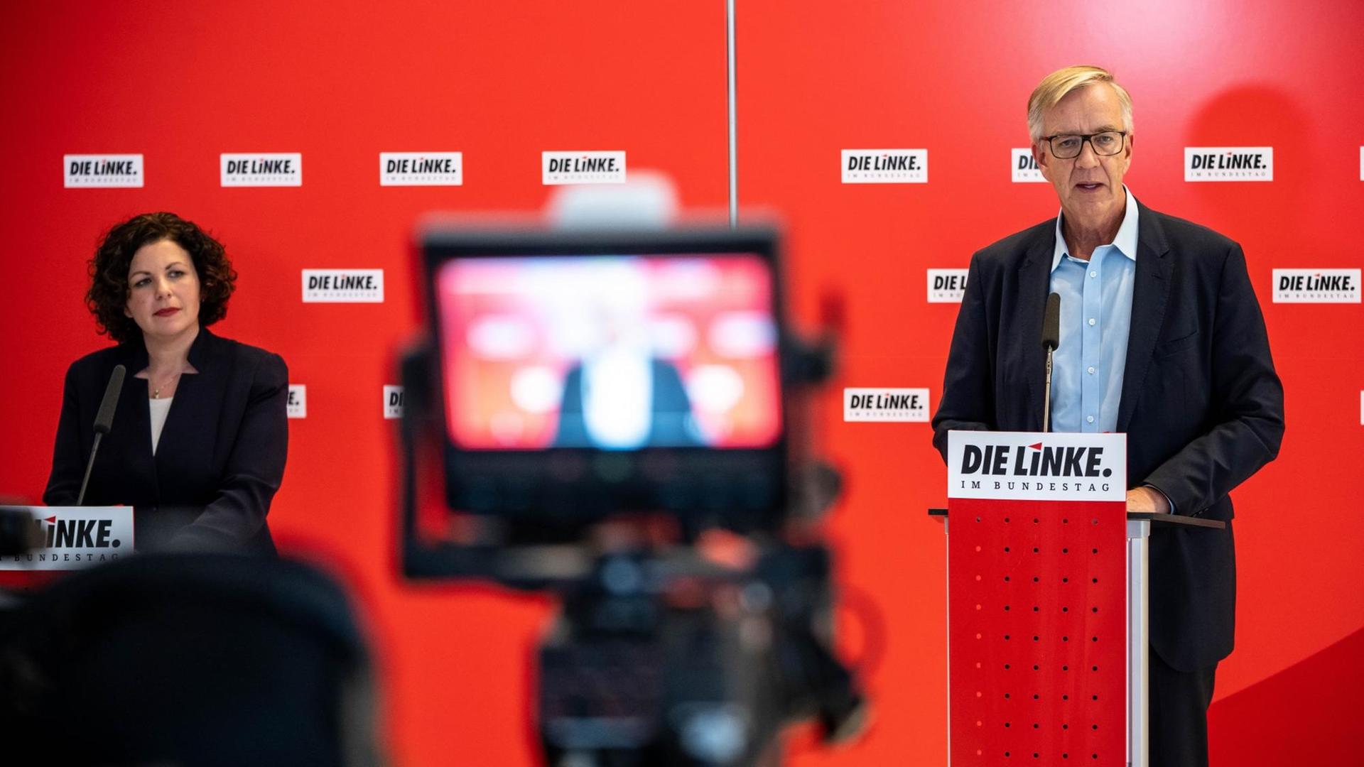 Amira Mohamed Ali, Co-Fraktionsvorsitzende Die Linke, steht neben Dietmar Bartsch, Fraktionsvorsitzender der Partei Die Linke, bei einem Pressestatement nach der Fraktionssitzung von „Die Linke“. Amira Mohamed Ali, Co-Fraktionsvorsitzende Die Linke, steht neben Dietmar Bartsch, Fraktionsvorsitzender der Partei Die Linke, bei einem Pressestatement nach der Fraktionssitzung von „Die Linke“.