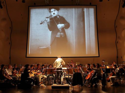 Das Deutsche Filmorchester Babelsberg spielt bei einer Probe im Nikolaisaal Potsdam.