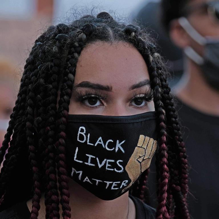 Eine "Black Lives Matter"-Kundgebung von der University of Arizona in Tucson erinnernt an George Floyd.