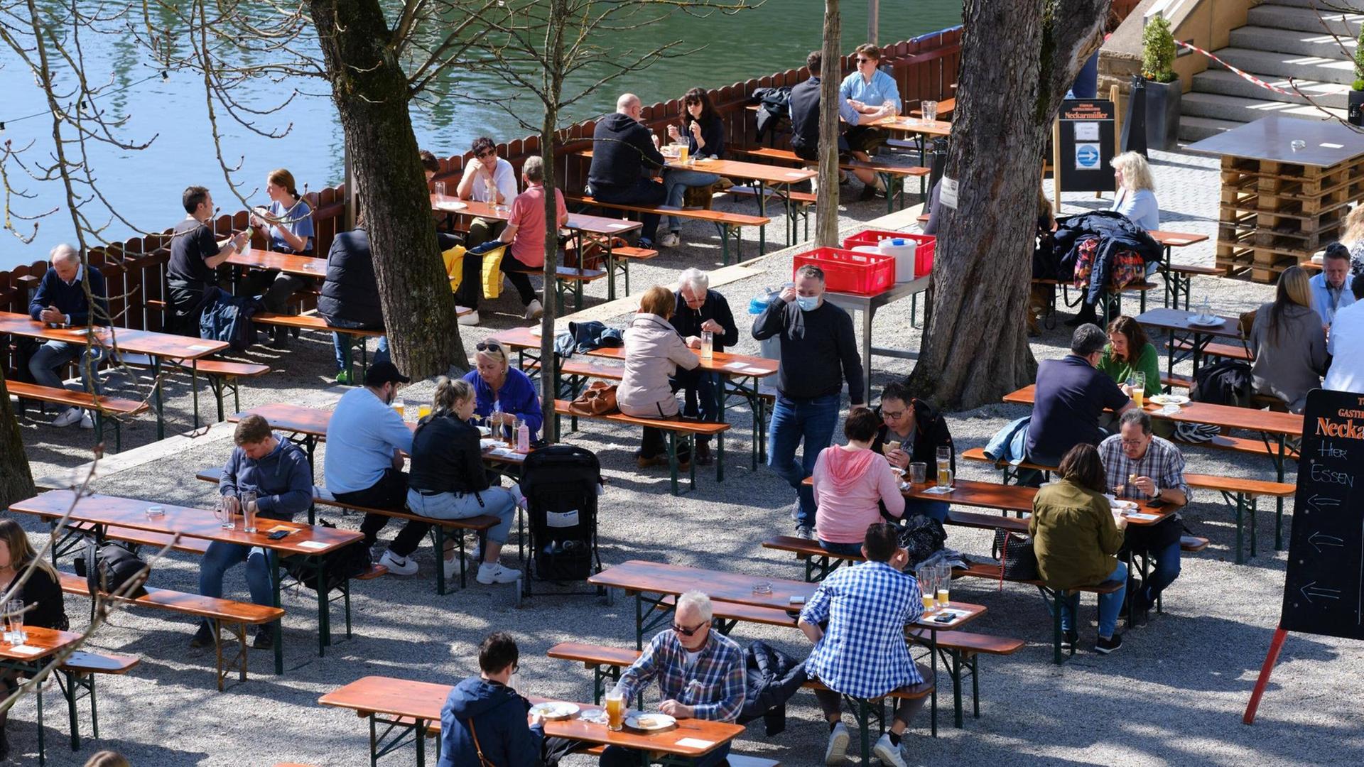 In Thüringen sitzen Menschen in einem Bier-Gart3en. In Thüringen sitzen Menschen in einem Bier-Gart3en.