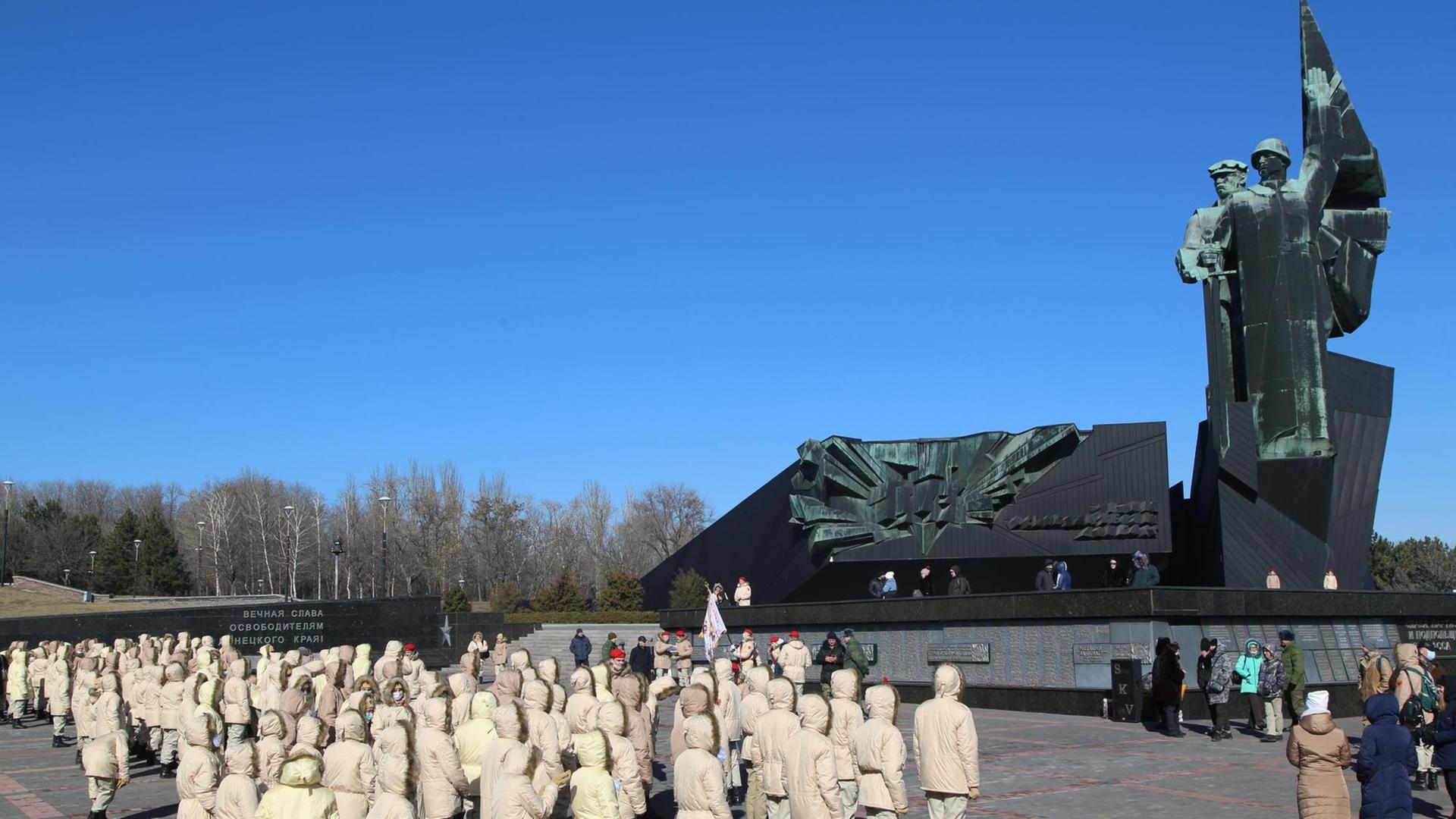 Mitglieder eines militärisch-patriotischen Clubs nehmen an einer Blumenniederlegung am Denkmal für die Soldaten teil, die die Donbass-Region während des Großen Vaterländischen Krieges befreit haben, in Donezk, DPR, Ukraine.