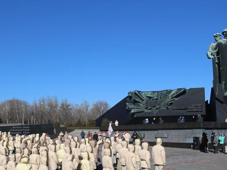 Mitglieder eines militärisch-patriotischen Clubs nehmen an einer Blumenniederlegung am Denkmal für die Soldaten teil, die die Donbass-Region während des Großen Vaterländischen Krieges befreit haben, in Donezk, DPR, Ukraine.
