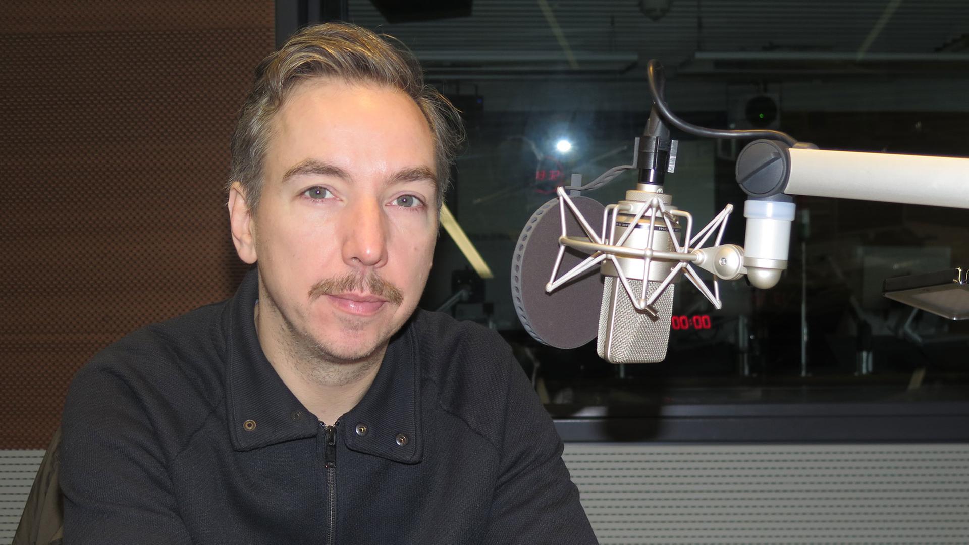 Porträtfoto des Singer-Songwriters und Moderators Olli Schulz im Studio von Deutschlandradio Kultur. Porträtfoto des Singer-Songwriters und Moderators Olli Schulz im Studio von Deutschlandradio Kultur.