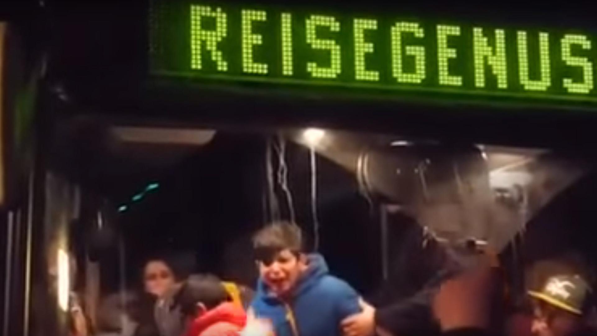 "Reisegenuss"? Flüchtlinge werden in Clausnitz von einem Mob bedrängt (18.02.2016) "Reisegenuss"? Flüchtlinge werden in Clausnitz von einem Mob bedrängt (18.02.2016)