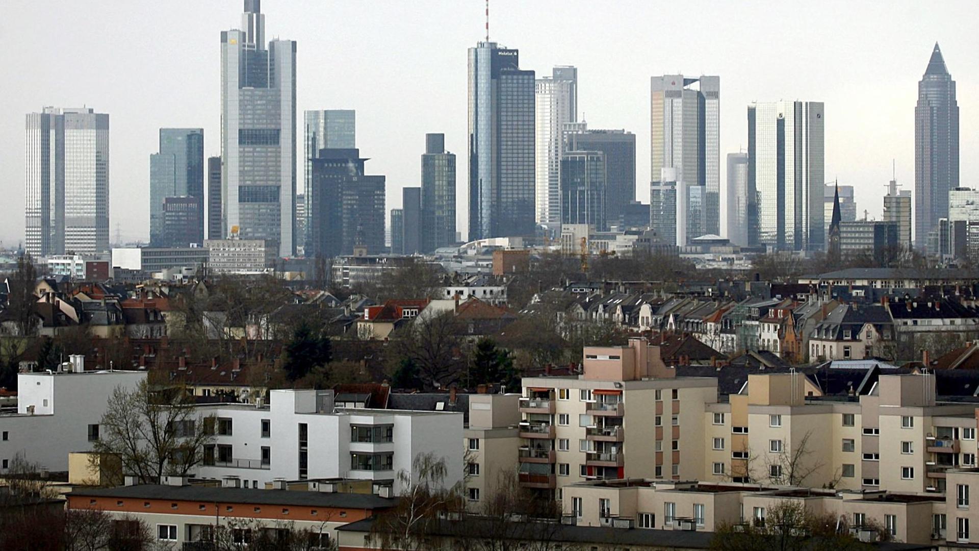Über den Wohnhäusern des Frankfurter Stadtteils Ostend erheben sich die Hochhäuser der Stadt.