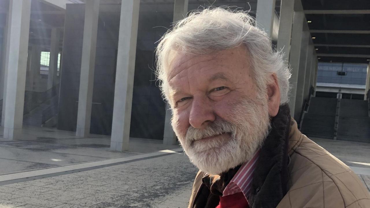 Norbert Kowarzyk vor dem Gebäude des Flughafens BER. Norbert Kowarzyk vor dem Gebäude des Flughafens BER.
