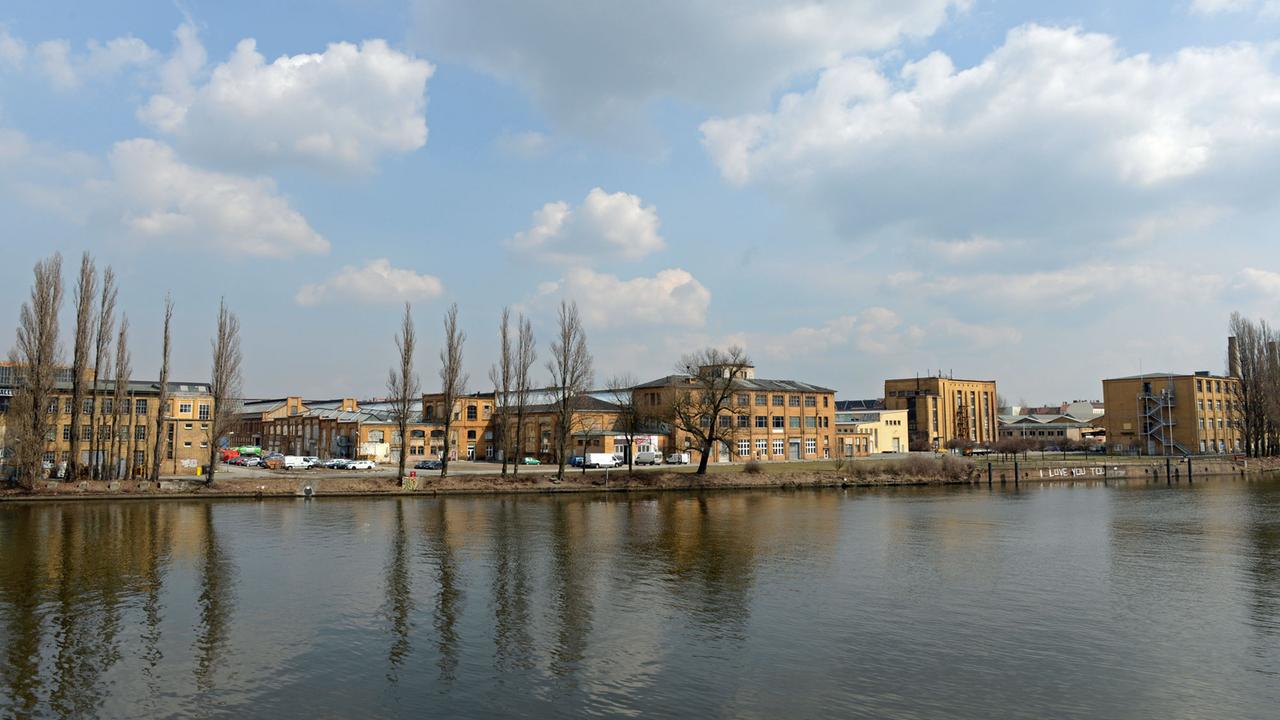 Blick von der Treskowbrücke auf historische Industriegebäude in Berlin-Schöneweide: Die denkmalgeschützten Industriebauten am Ufer der Spree erinnern noch an das einstige Zentrum der Berliner Großindustrie. Blick von der Treskowbrücke auf historische Industriegebäude in Berlin-Schöneweide: Die denkmalgeschützten Industriebauten am Ufer der Spree erinnern noch an das einstige Zentrum der Berliner Großindustrie.
