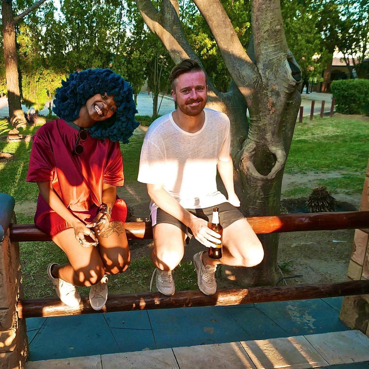 Die Africa-Express-Mitglieder Moonchild Sanelly und  Sibot sitzen auf einer Parkbank