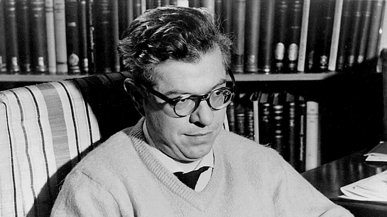 Ein schwarz/weiss Porträt des Professors Fred Hoyle, ein britischer Astronom und Mathematiker. London 1963.