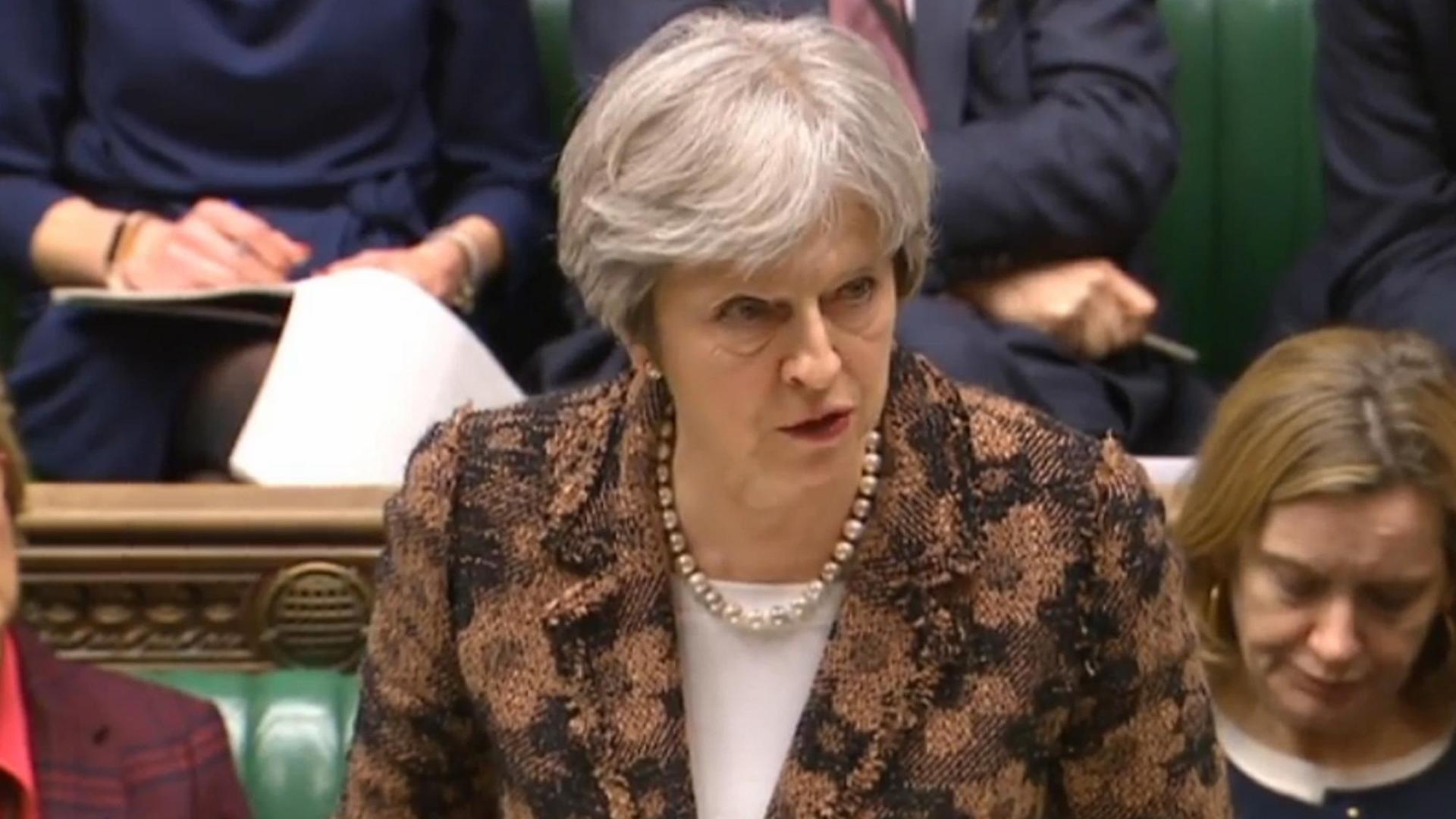 Theresa May, Premierministerin von Großbritannien, spricht bei einer Parlamentssitzung über das Attentat mit einem Nervengift auf den russischen Ex-Doppelagenten Skripal. Sie steht am Mikrofon und spricht zu den Abgeordneten des Unterhauses in Lodon. Theresa May, Premierministerin von Großbritannien, spricht bei einer Parlamentssitzung über das Attentat mit einem Nervengift auf den russischen Ex-Doppelagenten Skripal. Sie steht am Mikrofon und spricht zu den Abgeordneten des Unterhauses in Lodon.