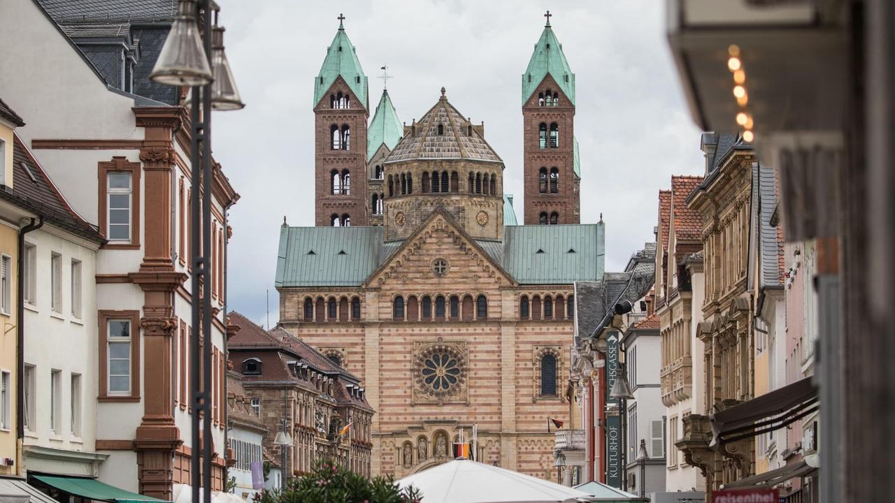 Blick auf den Kaiserdom in Speyer (Rheinland-Pfalz), aufgenommen am 29.06.2017. Am Samstag (01.07.2017) soll hier eine Totenmesse für den verstorbenen Altbundeskanzler Kohl stattfinden. Foto: Frank Rumpenhorst/dpa | Verwendung weltweit Blick auf den Kaiserdom in Speyer (Rheinland-Pfalz), aufgenommen am 29.06.2017. Am Samstag (01.07.2017) soll hier eine Totenmesse für den verstorbenen Altbundeskanzler Kohl stattfinden. Foto: Frank Rumpenhorst/dpa | Verwendung weltweit