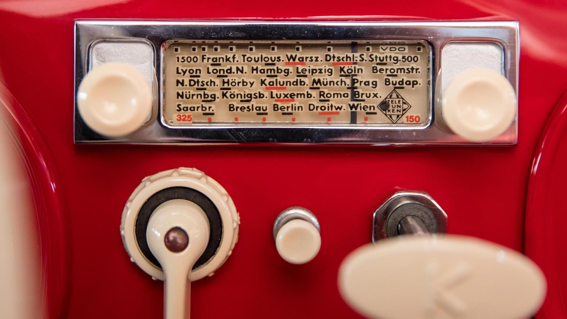 Das Radio eines BMW-Cabrio, aufgenommen am 23.01.2017 in der Oldtimermanufaktur Mario Schrank in Fischbach. Das Radio eines BMW-Cabrio, aufgenommen am 23.01.2017 in der Oldtimermanufaktur Mario Schrank in Fischbach.