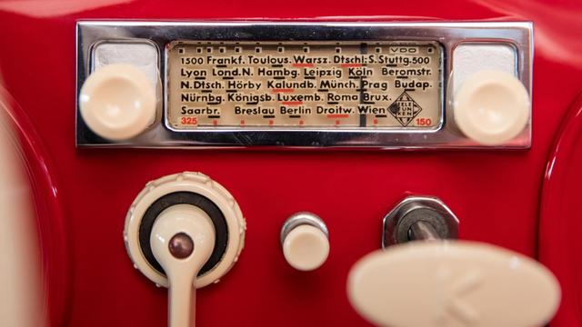 Das Radio eines BMW-Cabrio, aufgenommen am 23.01.2017 in der Oldtimermanufaktur Mario Schrank in Fischbach.