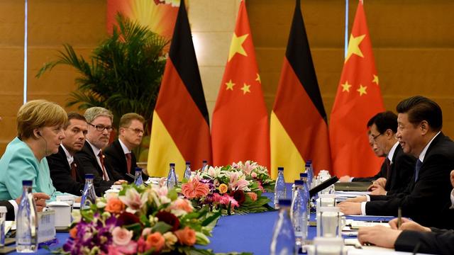 Bundeskanzlerin Angela Merkel (CDU) und der chinesische Staatspräsident Xi Jinping (gegenüber) sind am 13.06.2016 in Peking (China) zu einem Gespräch zusammen gekommen. Merkel ist zu einem dreitägigen Besuch in China. Foto: Rainer Jensen/dpa | Verwendung weltweit