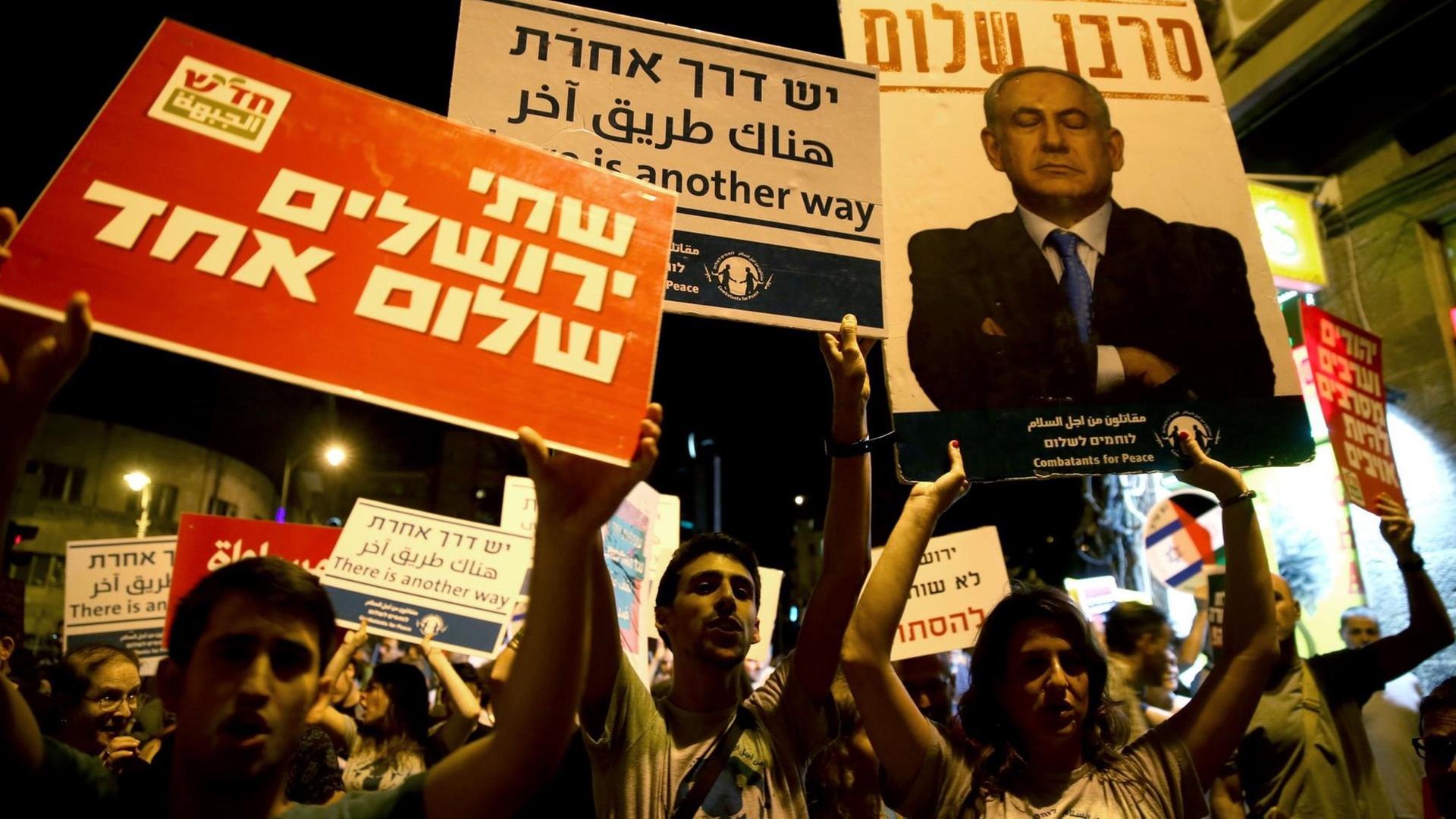 Israelische Juden und Araber bei einem Friedensmarsch in Jerusalem.