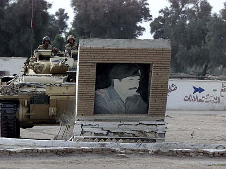Britische Soldaten zerstören mit ihrem Panzer ein Bild Saddam Husseins in Basra am 24.3.2003 Britische Soldaten zerstören mit ihrem Panzer ein Bild Saddam Husseins in Basra am 24.3.2003
