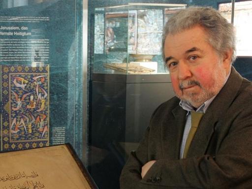 Der Direktor des Landesmuseums für Natur und Mensch in Oldenburg, Mamoun Fansa, führt 2006 in der Ausstellung "Saladin und die Kreuzfahrer" ein Original des Riesenkorans aus dem 14. Jahrhundert vor.