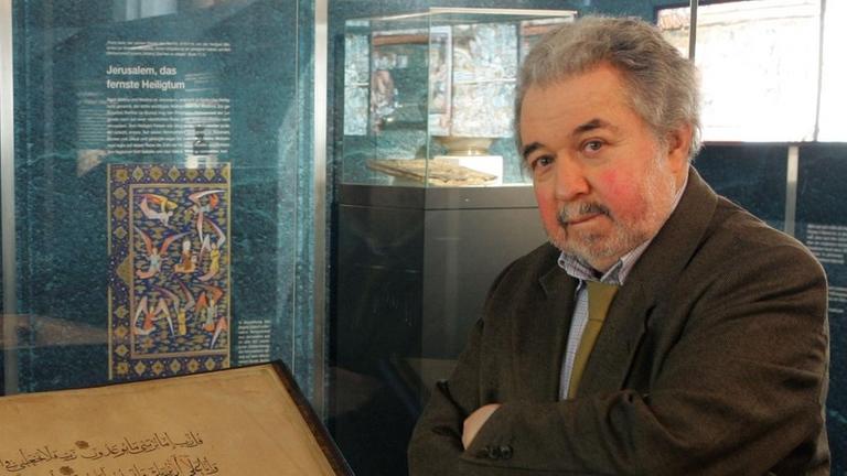 Der Direktor des Landesmuseums für Natur und Mensch in Oldenburg, Mamoun Fansa, führt 2006 in der Ausstellung "Saladin und die Kreuzfahrer" ein Original des Riesenkorans aus dem 14. Jahrhundert vor. Der Direktor des Landesmuseums für Natur und Mensch in Oldenburg, Mamoun Fansa, führt 2006 in der Ausstellung "Saladin und die Kreuzfahrer" ein Original des Riesenkorans aus dem 14. Jahrhundert vor.