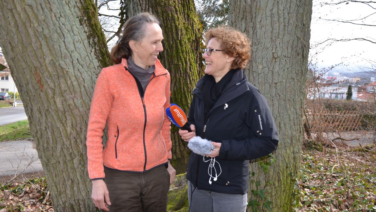 Alice von Schlabrendorff , Architektin und Waldbesitzerin im Taunus (lks.) mit Moderatorin Nana Brink. 