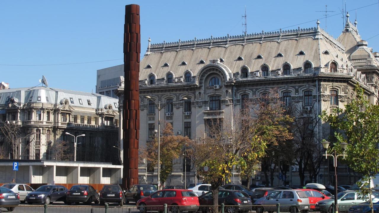 Eine Metallsäule ist Teil des Holocaustdenkmals im Zentrum von Bukarest, das der Bildhauer Peter Jacobi geschaffen hat. Eine Metallsäule ist Teil des Holocaustdenkmals im Zentrum von Bukarest, das der Bildhauer Peter Jacobi geschaffen hat.