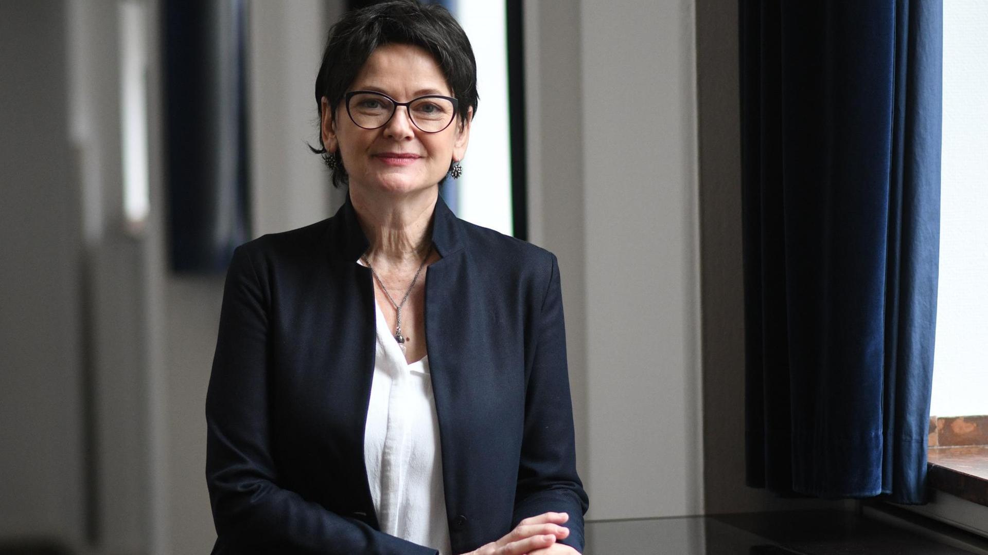 Frauke Gerlach steht neben einem Fenster Frauke Gerlach steht neben einem Fenster
