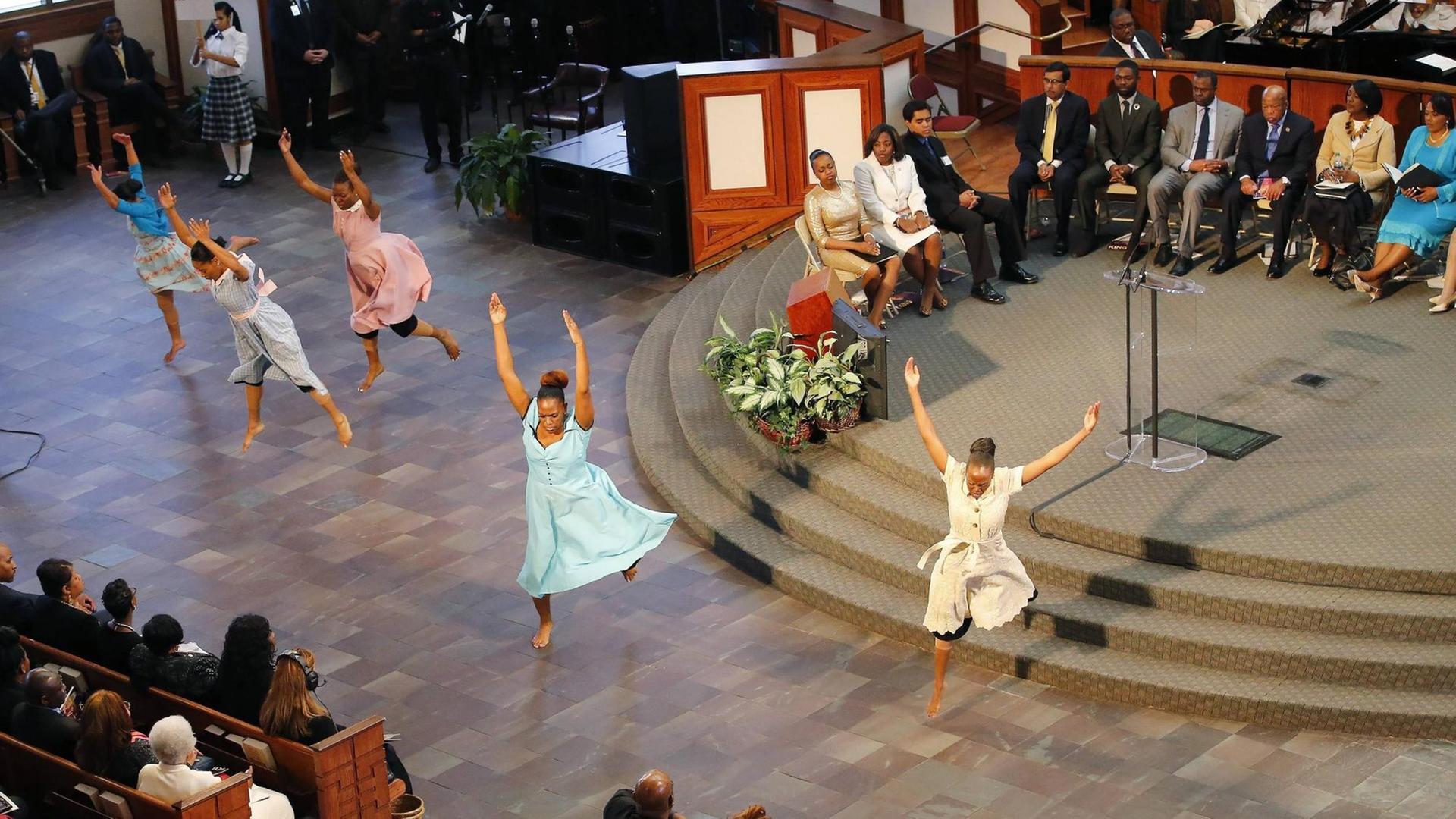 Tanzperformance im Gedenkgottestdienst für Martin Luther King in dessen früherer Wirkungsstätte, der Ebenezer Baptist Church in Atlanta Tanzperformance im Gedenkgottestdienst für Martin Luther King in dessen früherer Wirkungsstätte, der Ebenezer Baptist Church in Atlanta